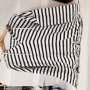 EUC Lou Grey Women's sz M  Pullover w/hoodie & front pouch Super comfortable